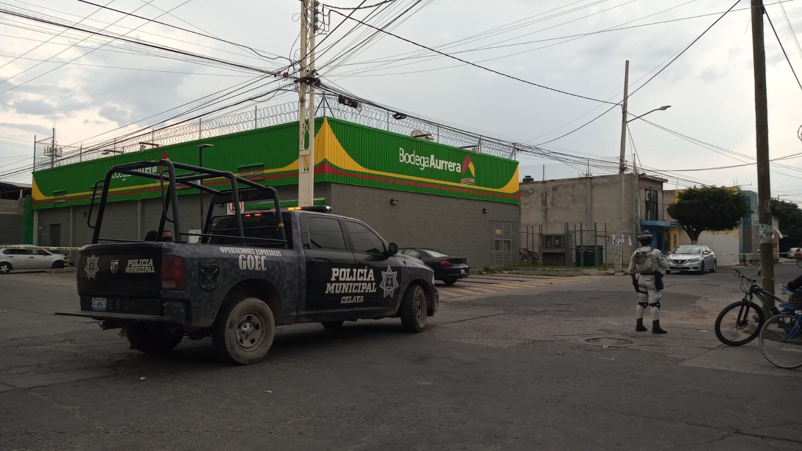 Asesinan a hombre frente a clientes de Bodega Aurrerá