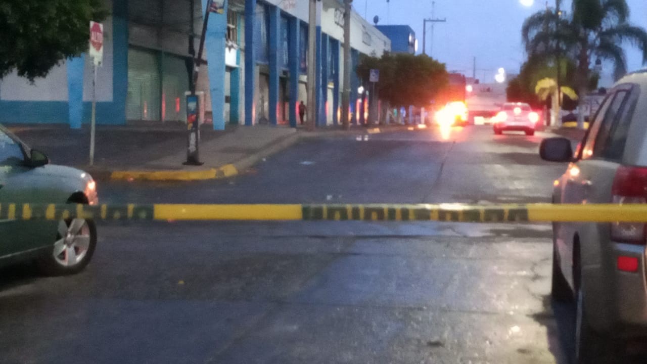 Atacan a balazos a hombre justo en un mercado y genera pánico a los vecinos