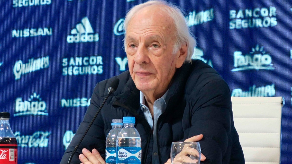 César Luis Menotti sufre una caída en su casa y es hospitalizado de emergencia