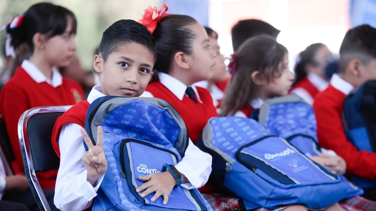 Arranca entrega de 614 mil kits de útiles escolares y mochilas