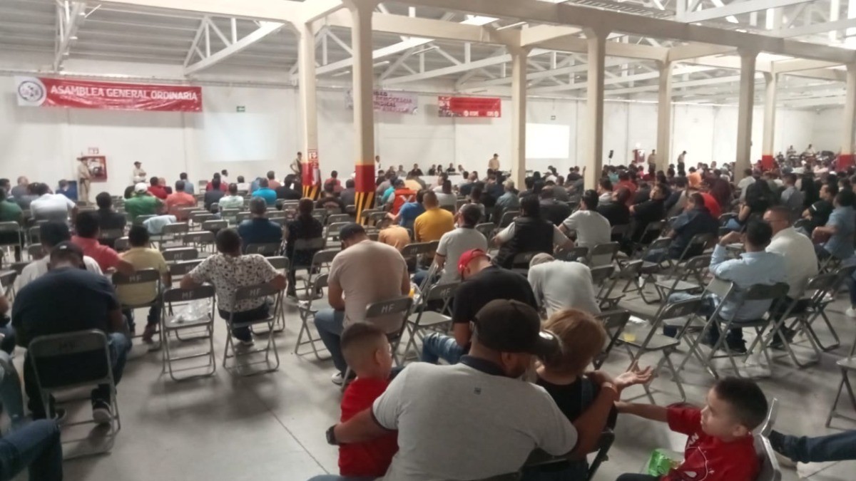 Sindicato de GM condiciona entrega de mochilas y útiles escolares solo a quienes asisten a asamblea