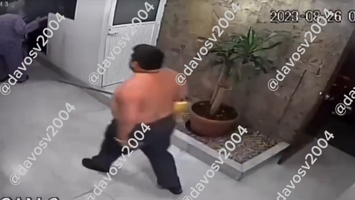 Graban a sujeto mientras arrastra y golpea brutalmente a una mujer