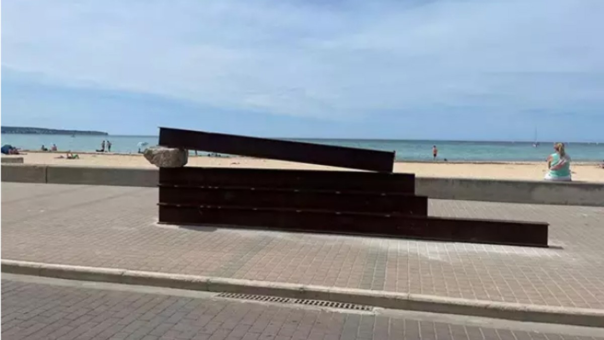 Escultura del artista mexicano José Dávila valuada en 120 mil euros es abandonada en España