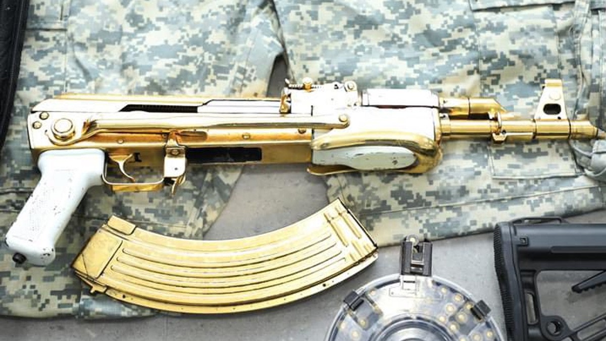 ¡Puro lujo! Autoridades confiscan arsenal que incluye rifle chapado en oro y tres camionetas