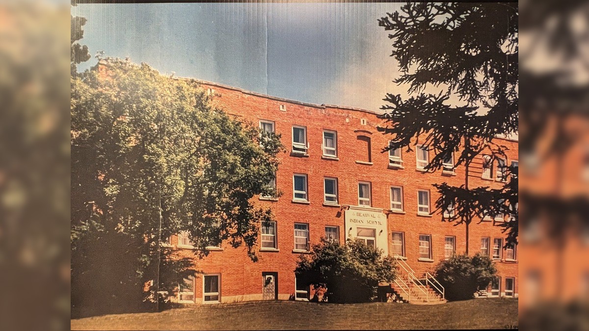 Hallan al menos 93 cadáveres de niños y bebés indígenas cerca de internado en Canadá