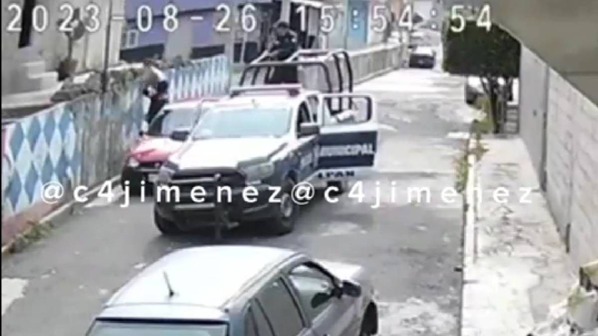 Graban a policías robando un cartón de cervezas y lo suben a la patrulla y huyen