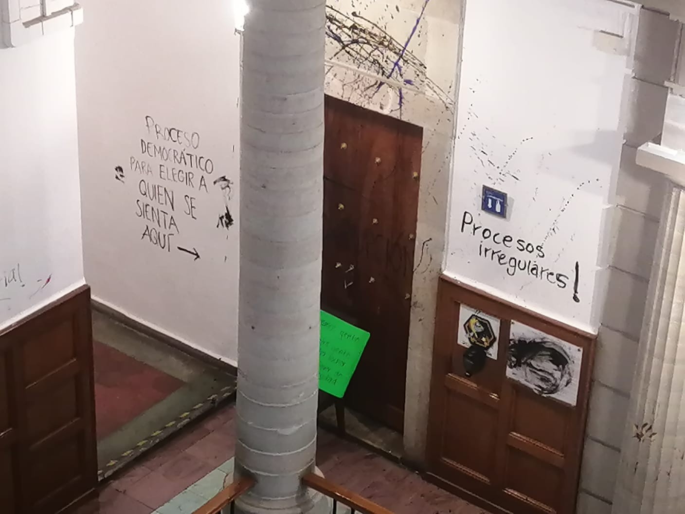 Sesiona Consejo Universitario de UG entre protestas y acusaciones de plagio