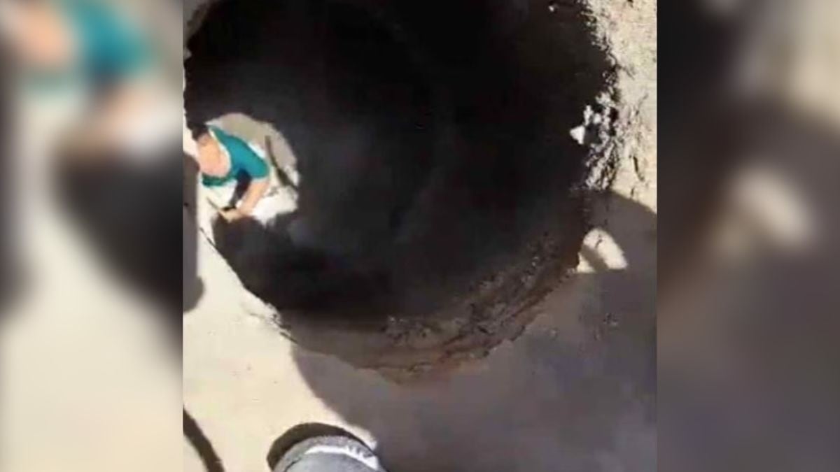 Corriente arrastra a niño y cae a alcantarilla en su primer día de clases; nadie sabe de él