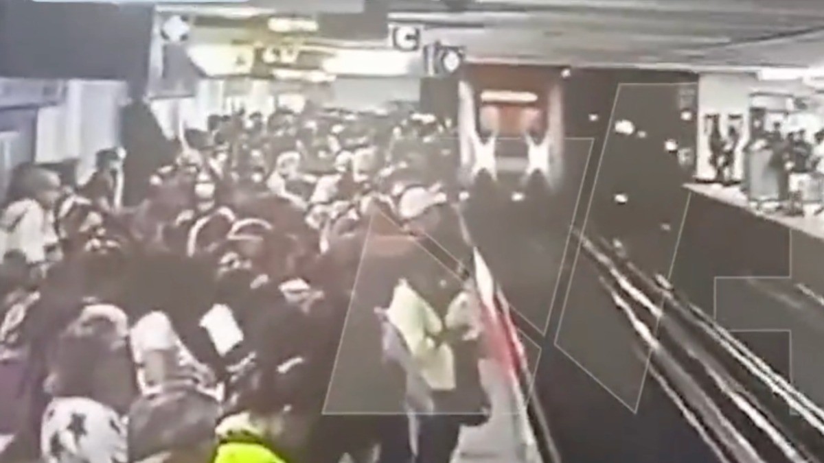 VIDEO Solo por estar deprimido aventó a mujer desconocida a las vías, después él se arrojó