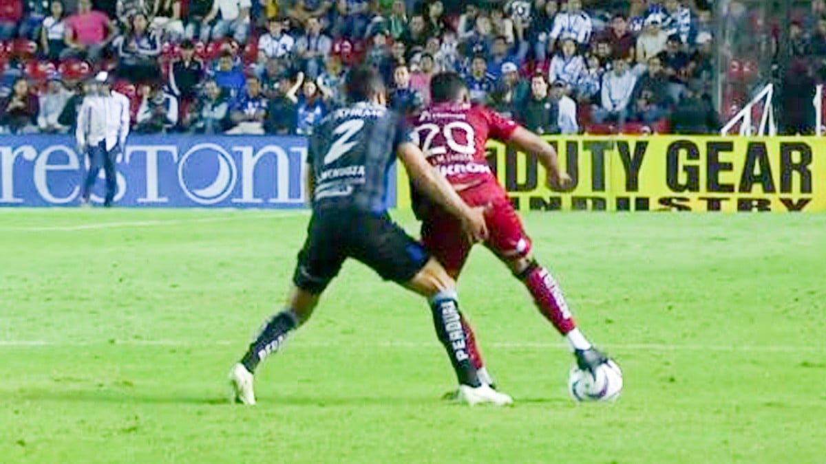 ¡No le pidió permiso! Expulsan a Omar Mendoza por 'meterle mano' a futbolista del Atlas