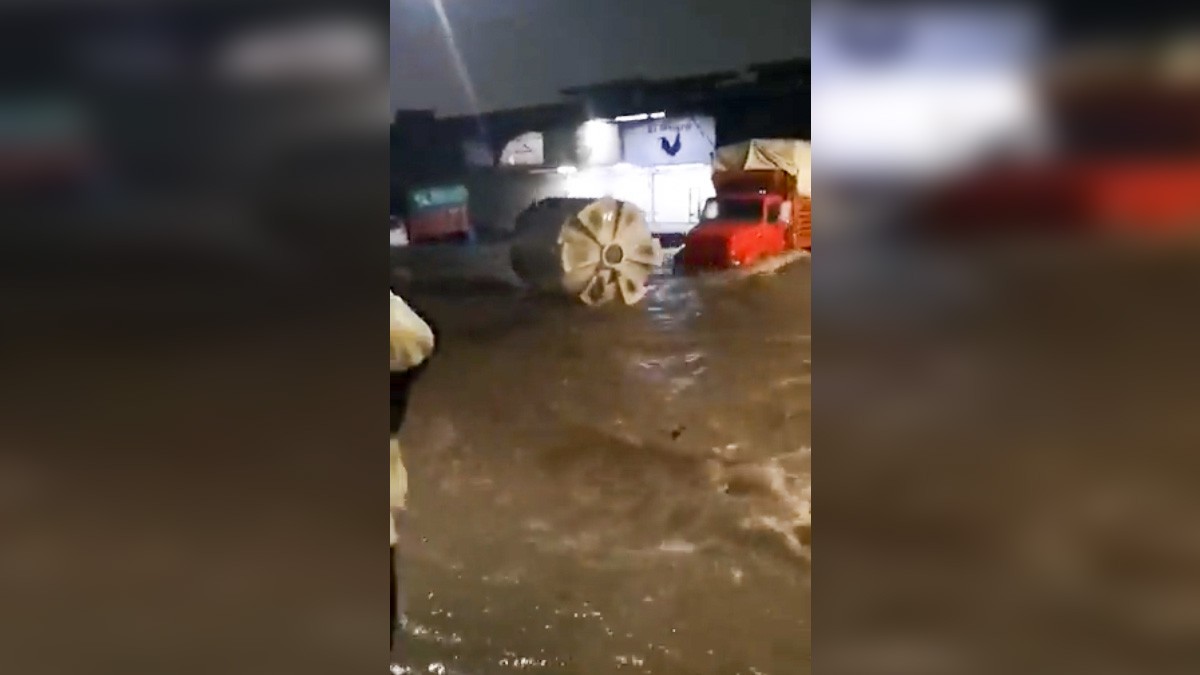 ¡Ya que los amarren! Captan otro tinaco 'navegando' en Guadalajara por las lluvias