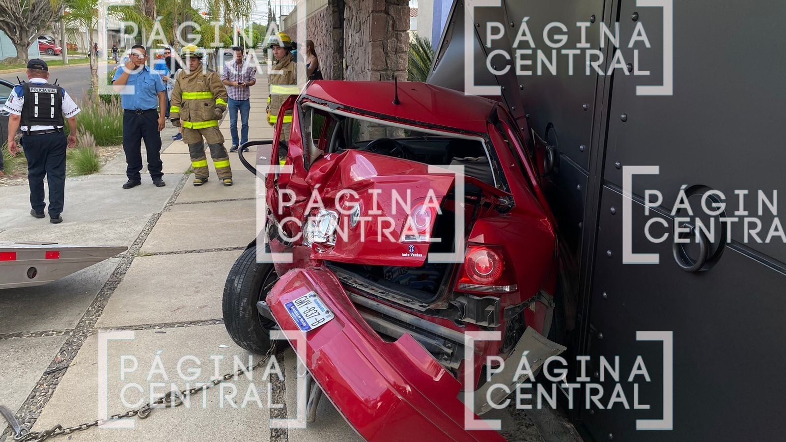 Encontronazo en la calle Coahuila; destrozan un Jetta y lo proyectan contra un inmueble