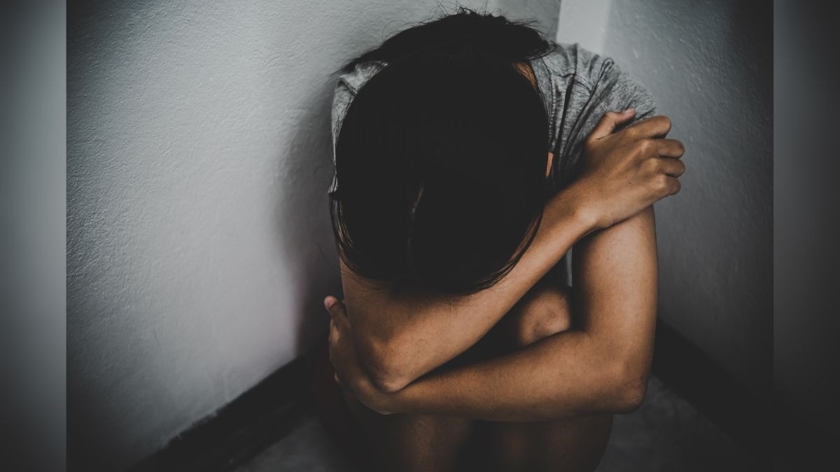 Esto era lo que cobraba una mujer por permitir que abusaran de sus hijas mientras ella veía