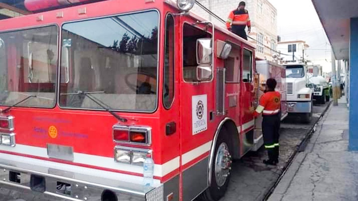 Casa se incendia con tres niños dentro; vecinos los rescatan a cubetazos