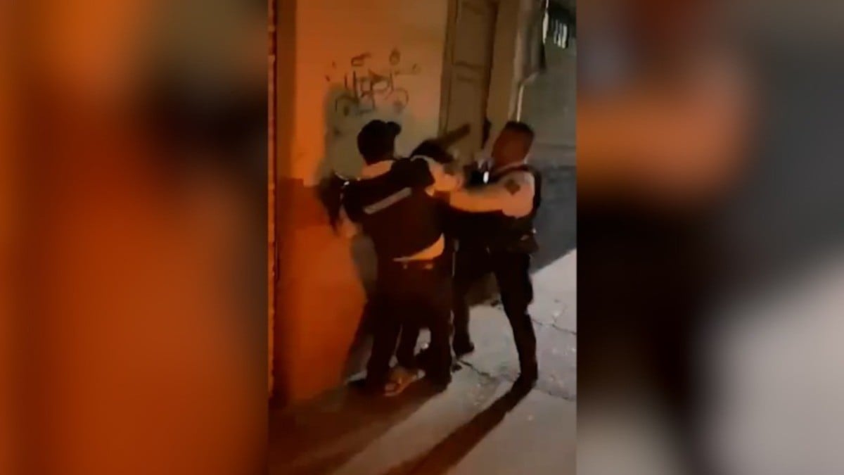 Dan de baja a 2 policías por detener a jóvenes con presunto uso excesivo de la fuerza; uno está privado de la libertad