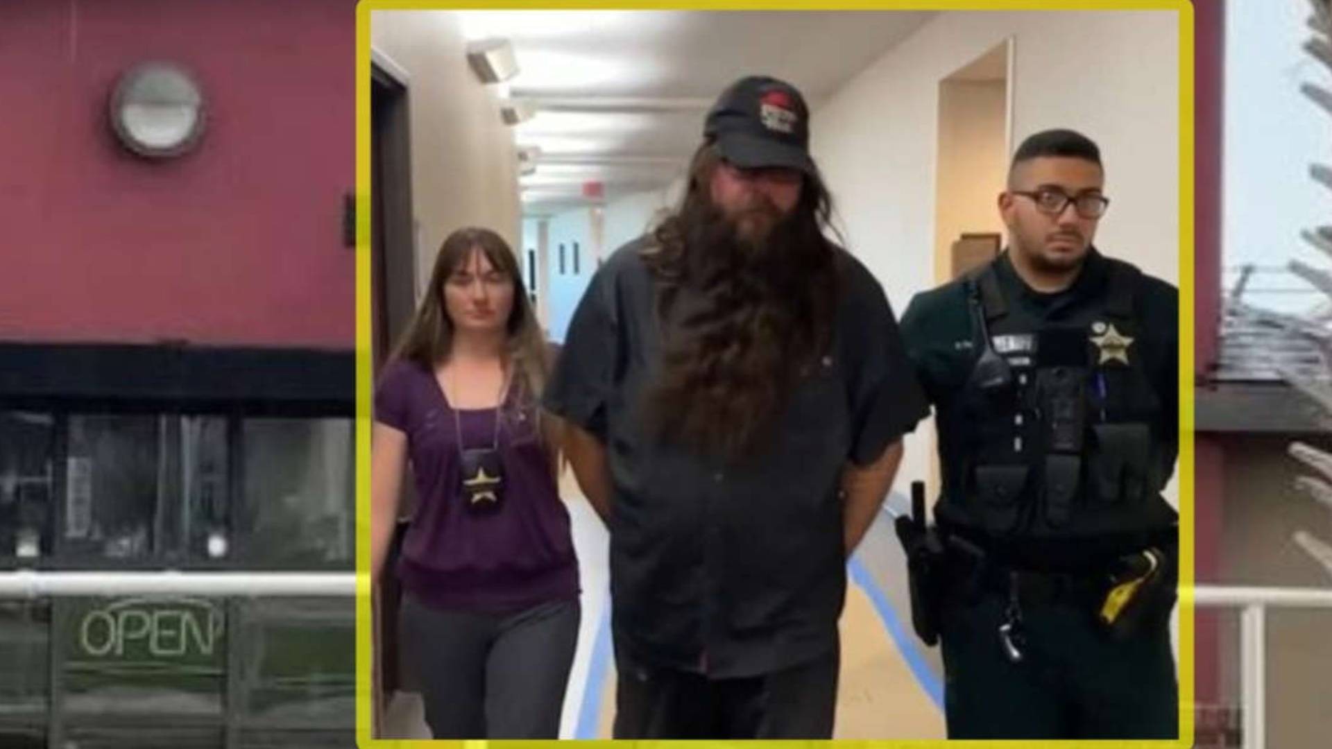 Jefe de Pizza Hut le pide a empleada que lave los baños, la encierra y abusa de ella