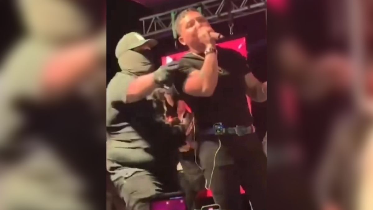 VIDEO Hombre encapuchado se lleva a Edwin Luna cuando cantaba en pleno concierto