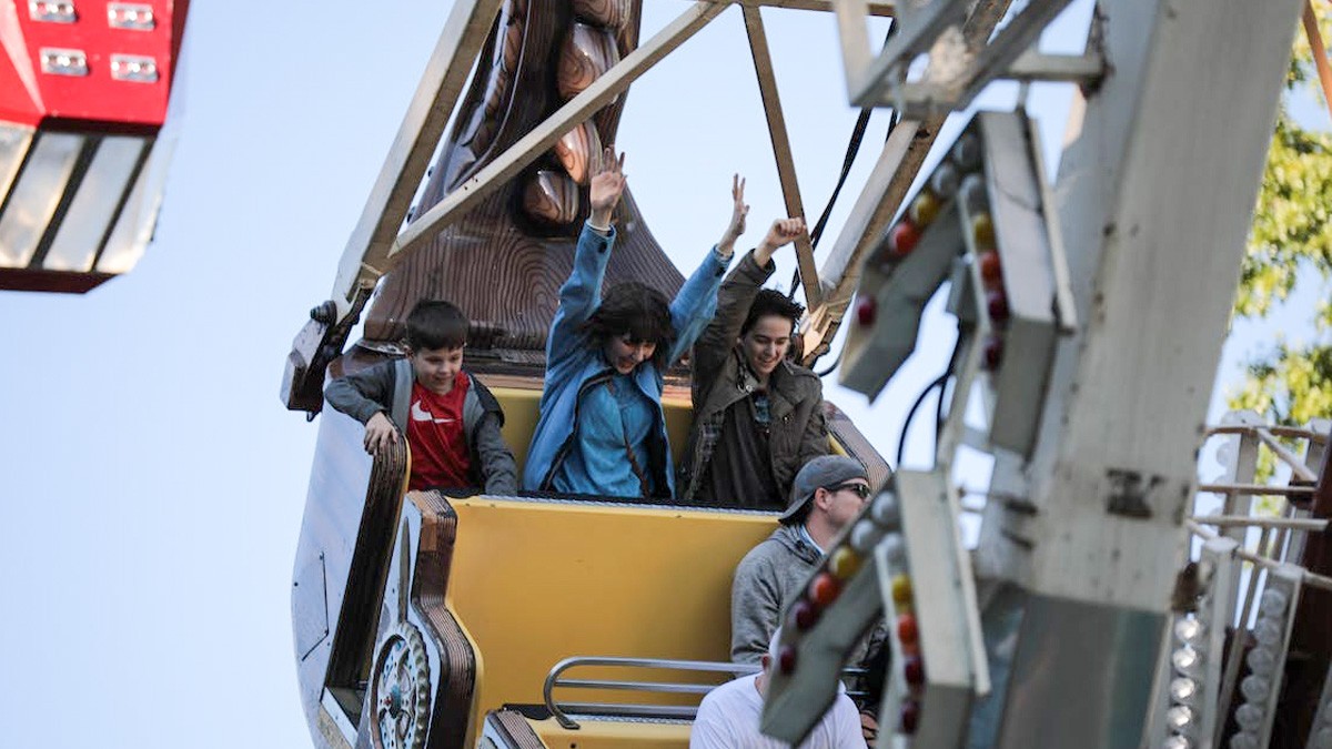 VIDEO: Joven se graba en juego mecánico cuando le cae vómito de otra persona