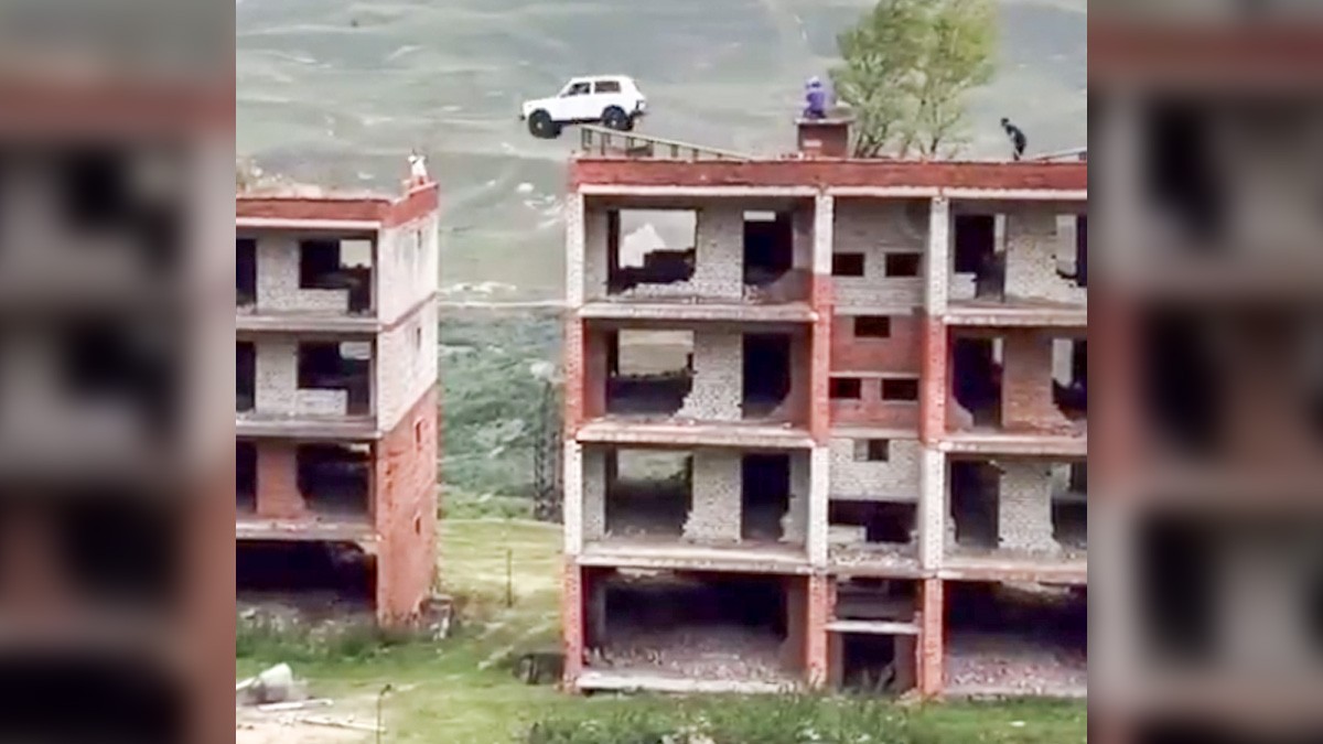 VIDEO: Hombre intenta saltar de un edificio a otro con su auto... pero cae 15 metros al vacío