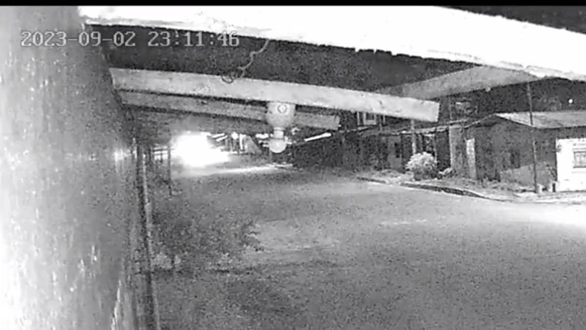 VIDEO. Rafaguean casa, olvidan lanzar granada y mueren al estallar su coche mientras huían