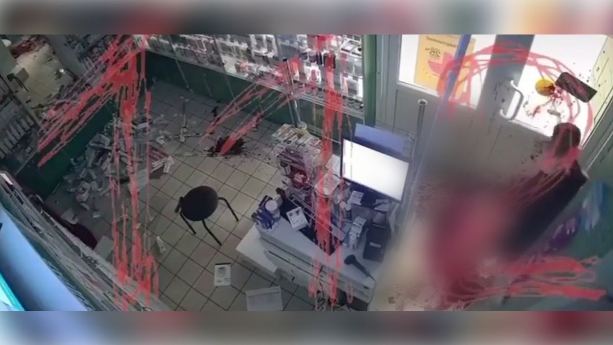 VIDEO Ladrón roba en farmacia y al intentar huir se lesiona y muere desangrado