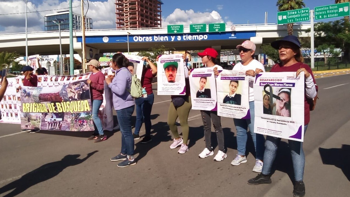 Buscadoras paran el tráfico; exigen seguridad durante labores de búsqueda