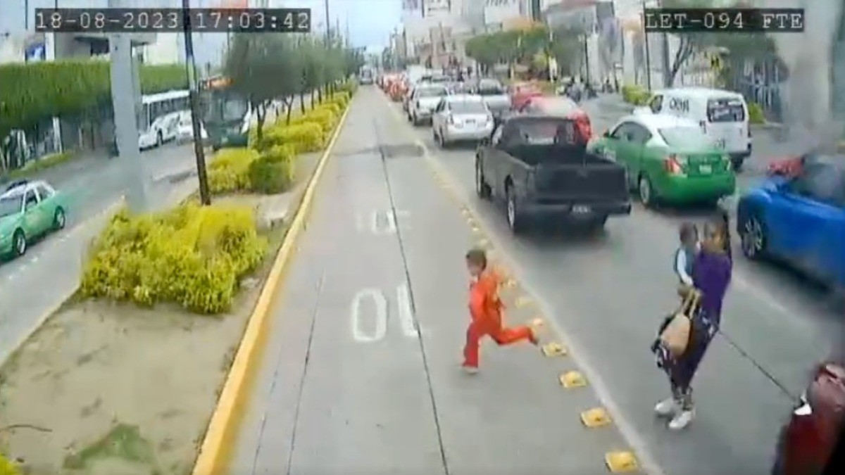 VIDEO ¡Escalofriante! Niño se atraviesa corriendo por el carril de la ‘oruga’ ¡y se salva de milagro!