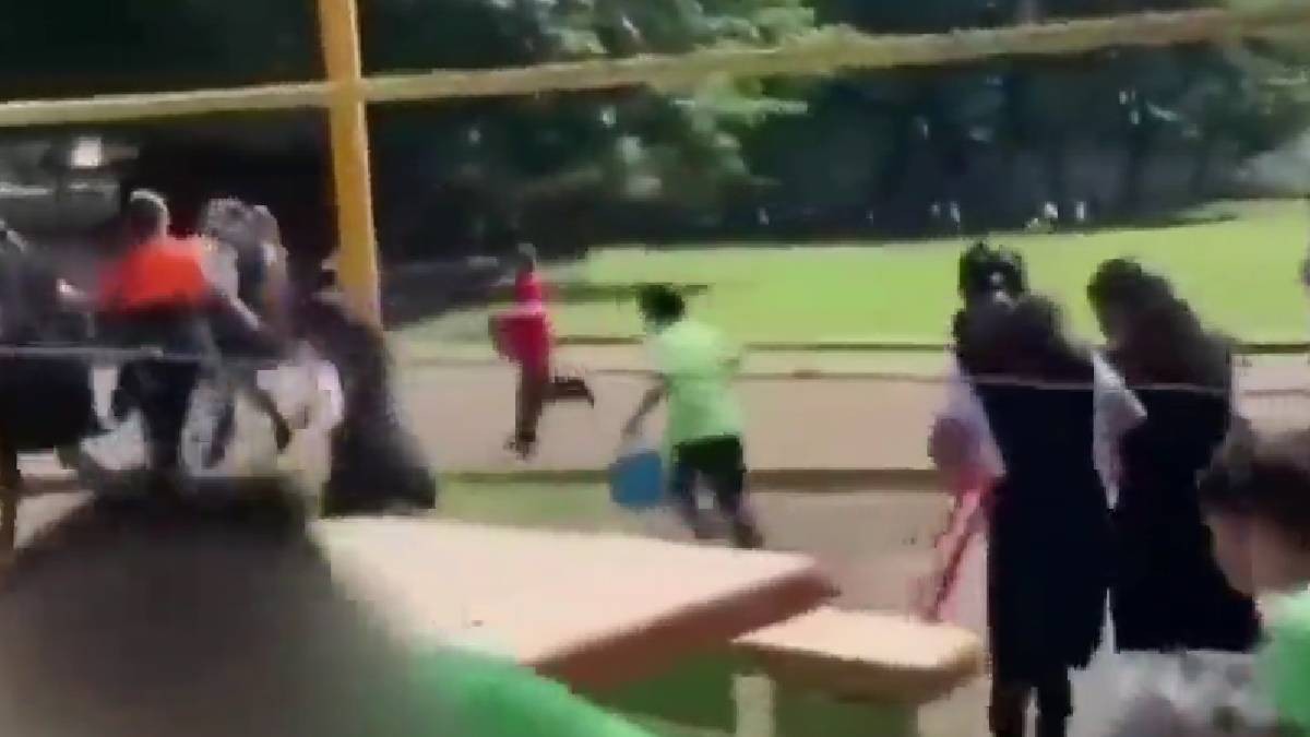 VIDEO. Disparos interrumpen hora del recreo en primaria y niños corren para ponerse a salvo