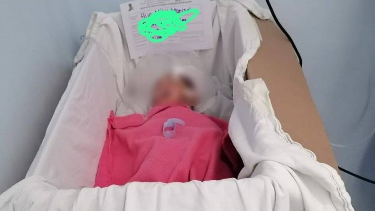 A falta de cuneros en hospital, le dan bienvenida a recién nacido en caja de cartón