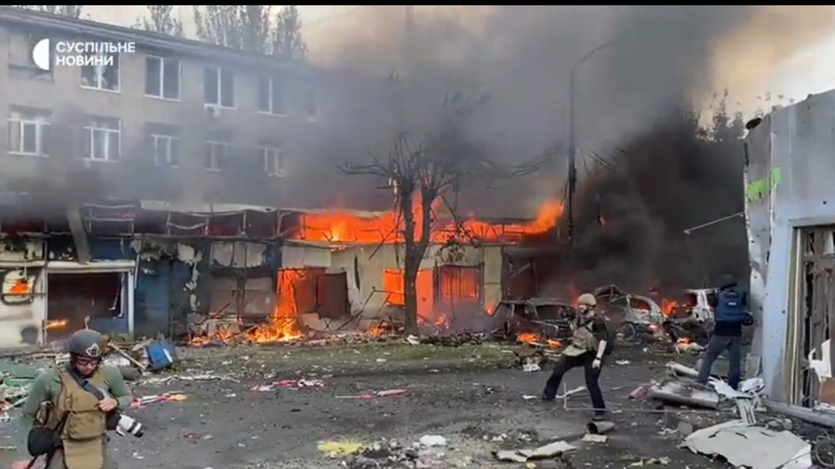 VIDEO: Rusia bombardea mercado en Ucrania; explosión deja 16 muertos y 20 heridos