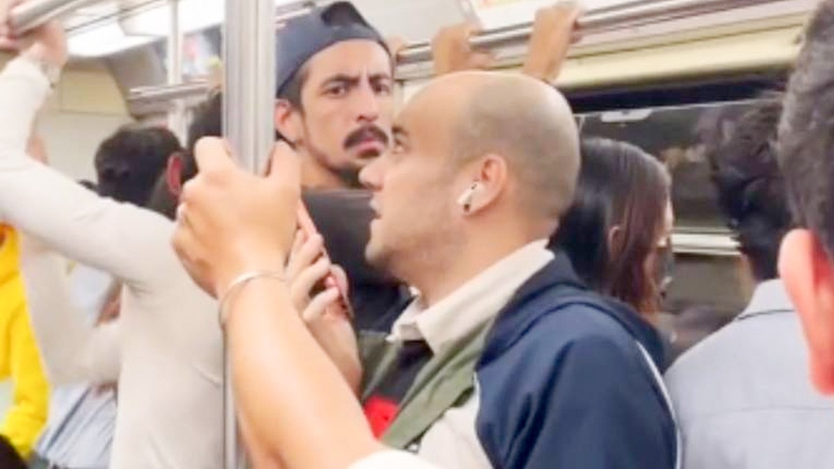 'Hay mucho olor a gente, ¿por qué no usan perfume?': argentino critica el transporte de México