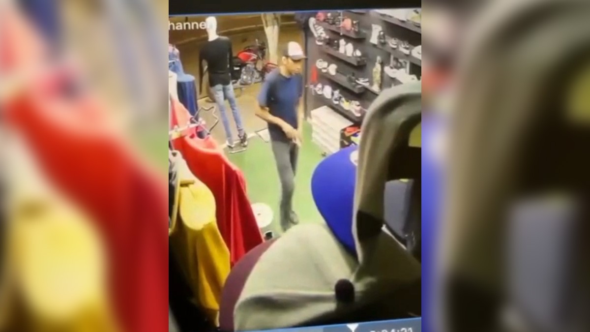 VIDEO: Pareja asalta tienda de zapatos a punta de pistola en la avenida Olímpica