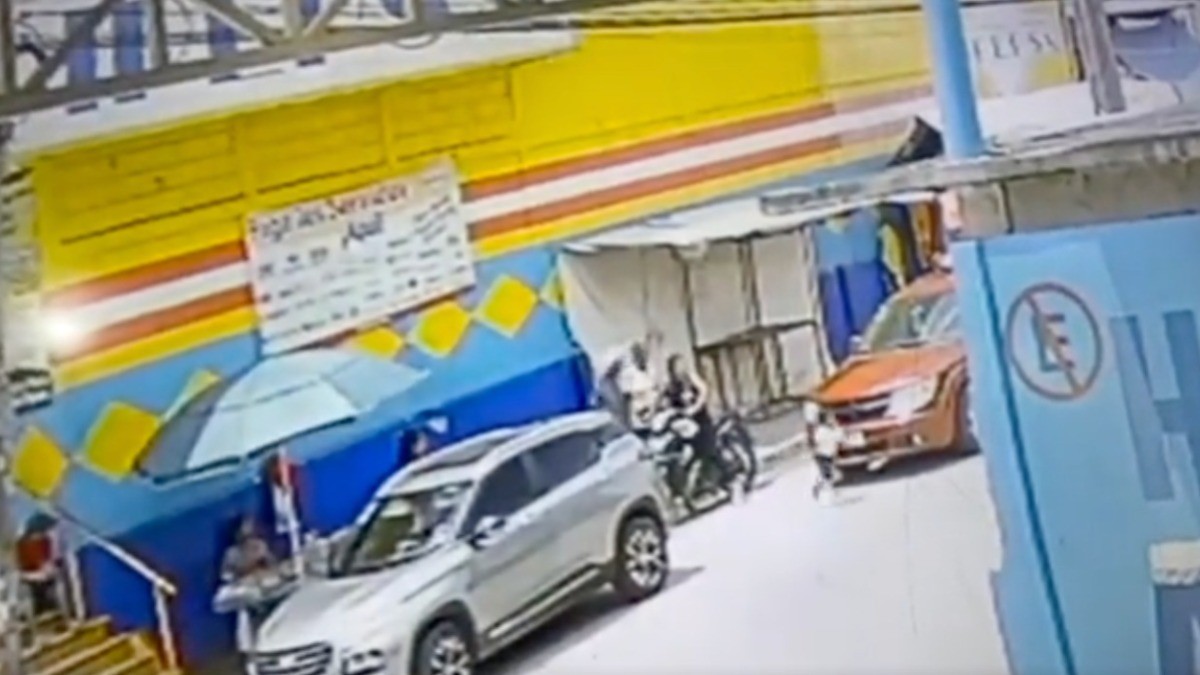 VIDEO Papás descuidan a su niña y corre para cruzar la calle y la impacta camión