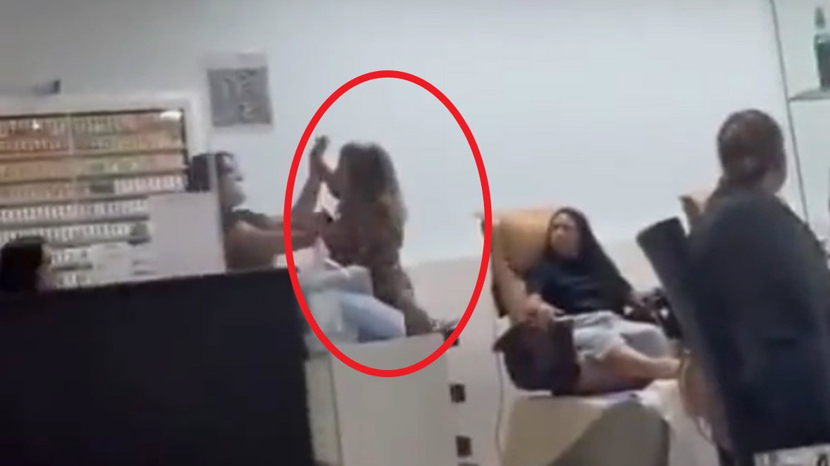 VIDEO: Abuelita agresiva se convierte en #LadyCachetada; iba ebria y pelea en spa y con policía