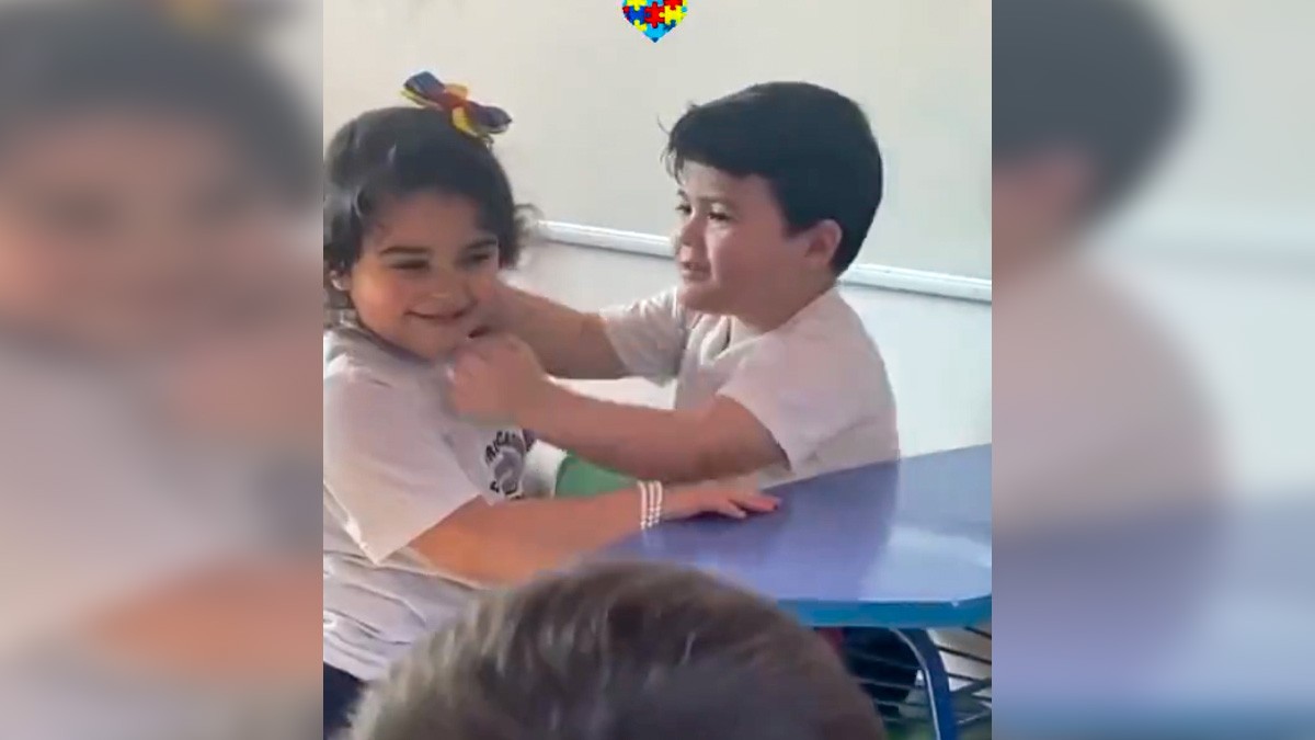 Fe en la humanidad restaurada: VIDEO muestra a niña abrazando a compañero autista en el kínder