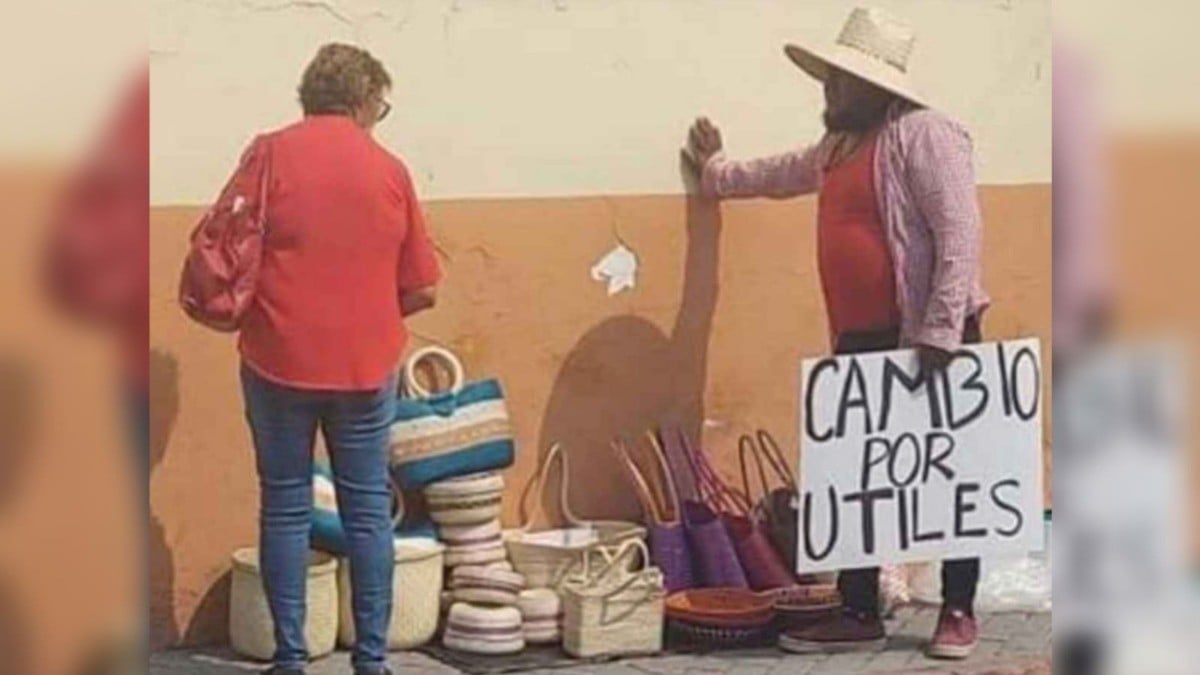 Conmueve papá que intercambia artesanías por útiles escolares para su hijo