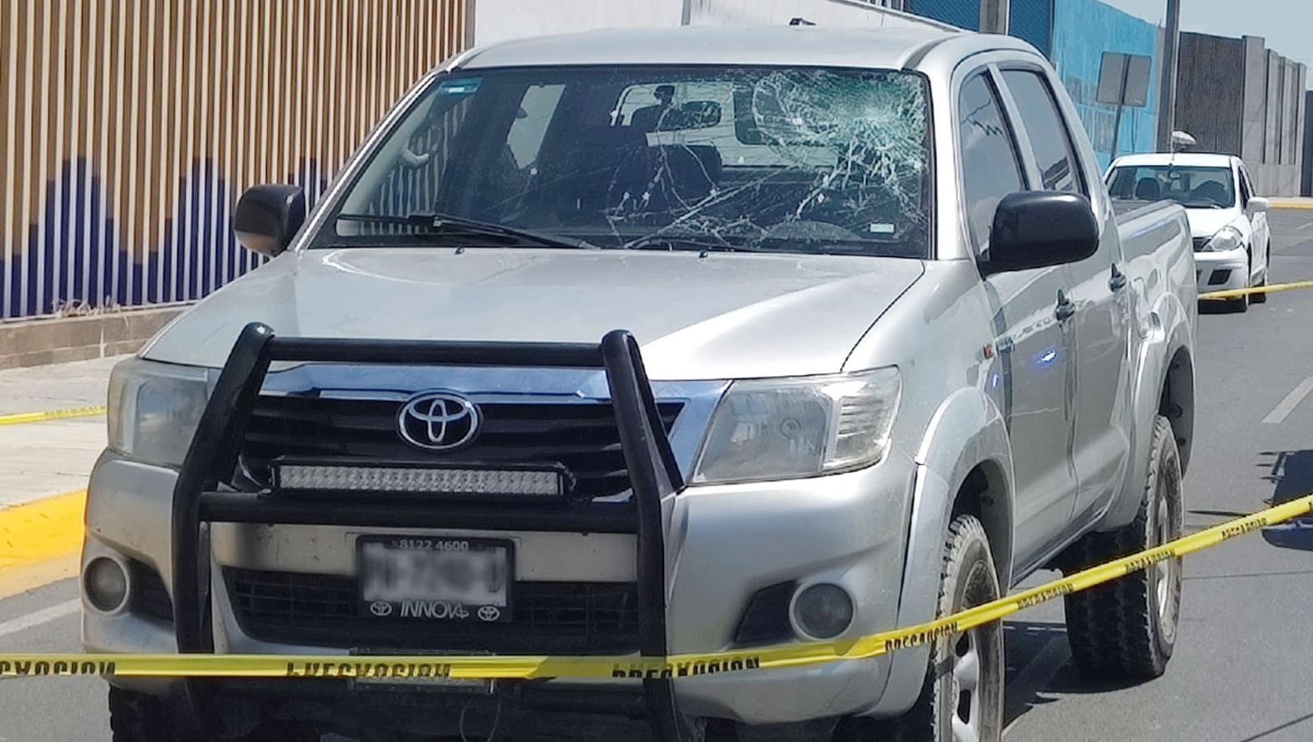 Le roban camioneta mientras comía tacos y se arroja sobre parabrisas para detener a ladrón