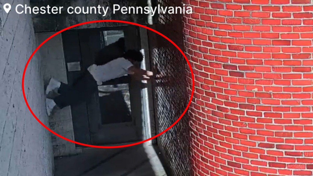 Captan momento cuando reo trepa la pared como Spider Man y escapa de la cárcel