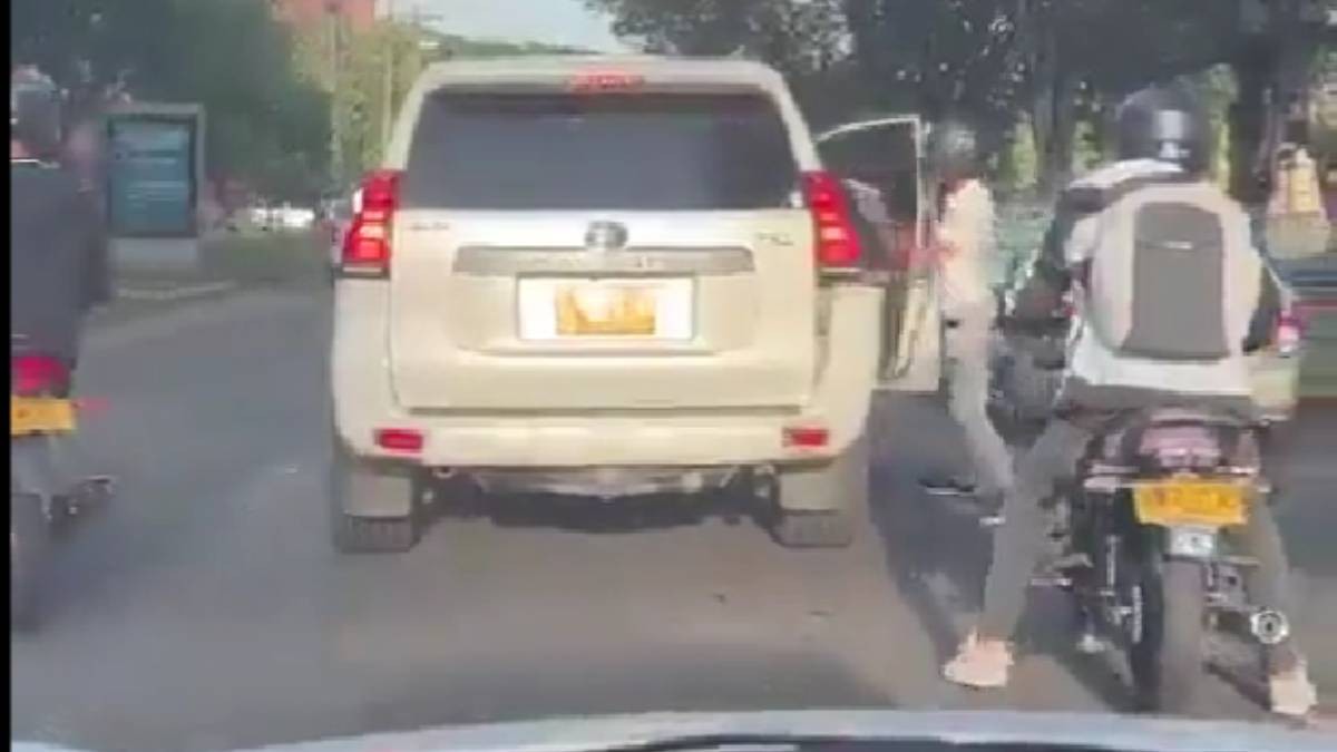 VIDEO. Fingen un accidente de moto para asaltar a conductor a punta de pistola