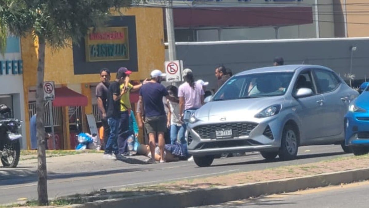 Familia se trasladaba en moto y muere mamá al ser impactados sobre el bulevar