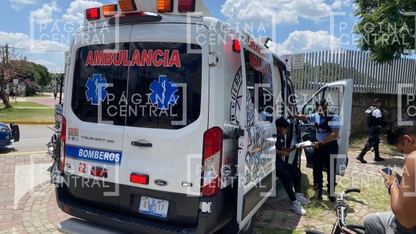 Se pasa un alto y choca contra urbano en la central de transferencia San Jerónimo