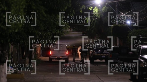 Sorprende a familia cuerpo de mujer embolsada afuera de su casa en la colonia Los Olivos