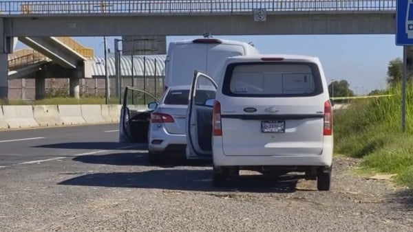 Dejan torso de un hombre debajo de puente peatonal