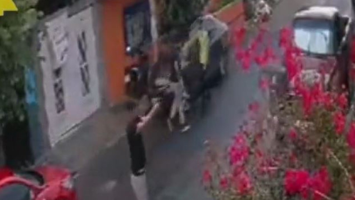 Cámara capta cuando hombres abrazan a una persona y luego la matan #VIDEO