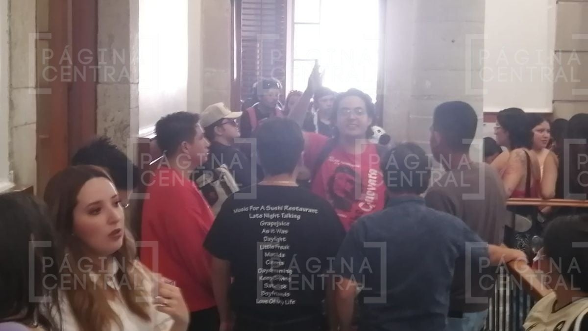 Estudiantes de la UG toman la oficina del rector Luis Felipe Guerrero; protestan por sucesión