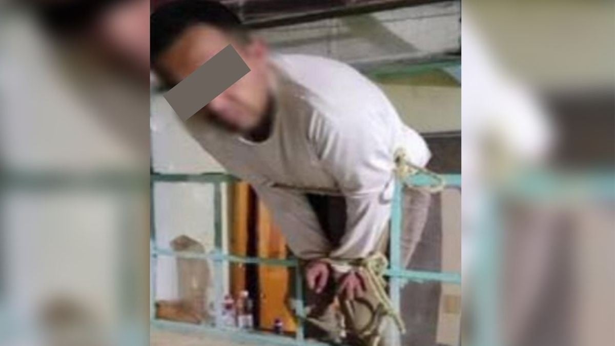 Ladrón roba en negocio y al huir queda atorado en la ventana y vecinos lo amarran