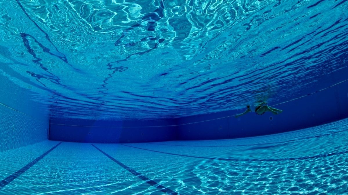 Niño sufre descarga eléctrica en alberca y mueren hermanas al entrar para sacarlo