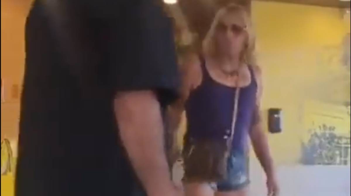VIDEO. Papá prohíbe la entrada al baño a transgénero porque adentro estaba su hija