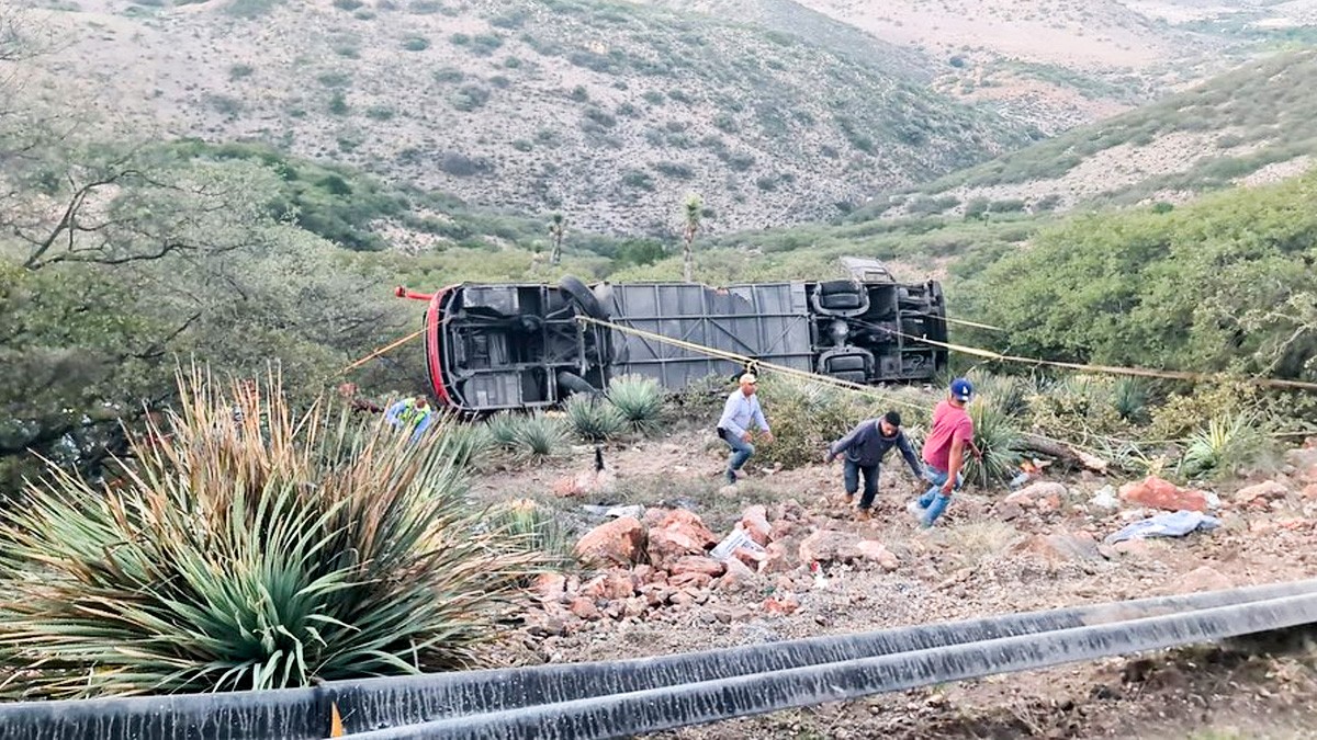 Autobús cae a barranco y deja un saldo de al menos 10 personas muertas