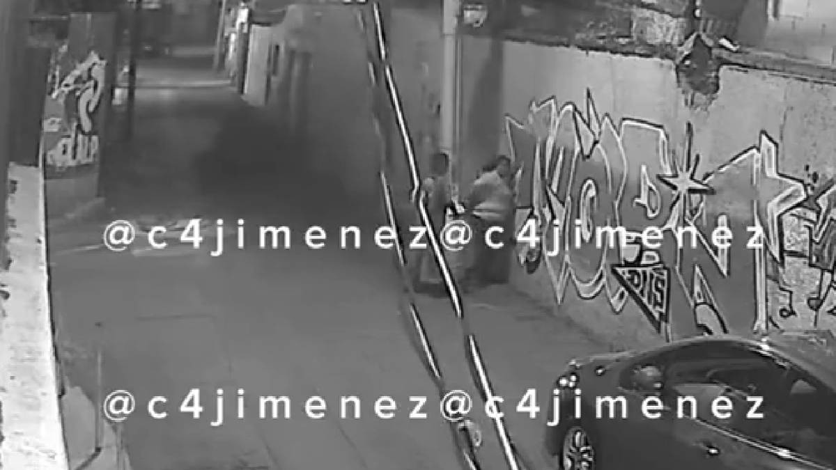 Caminaba sola por la calle y otra mujer la azota para robarle su suéter